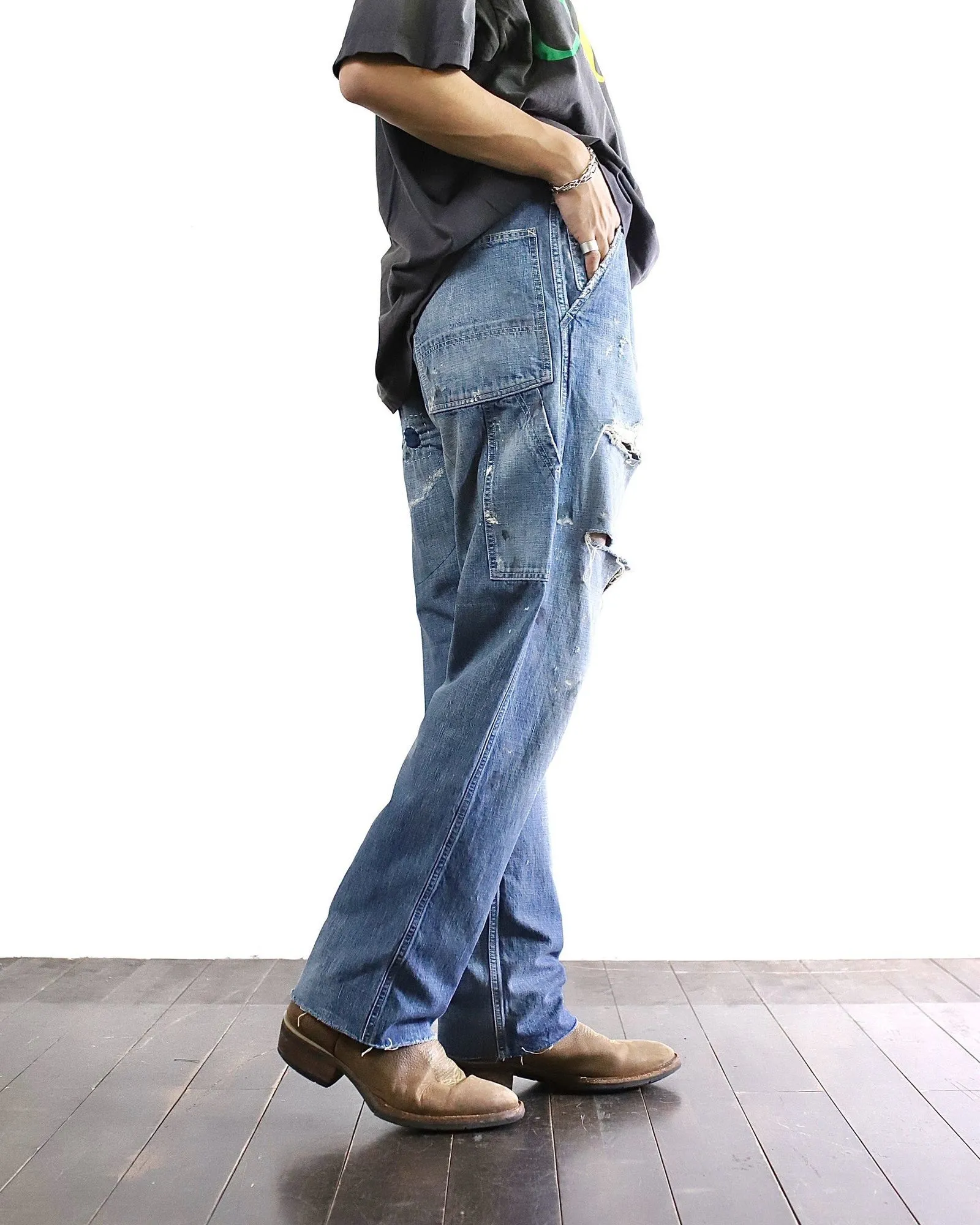 SAINT Mxxxxxx SAINT_DENIM PANTS/PAINTER /BLUE Logging trousers with knife-cut holes and splashed ink. Patch jeans. Blue S-XL. All accessories are molded and customized. Super heavy work. Washed and distressed. Knife-cut holes. Artificial splashed ink graffiti. Authentic version. Loose and stylish.
